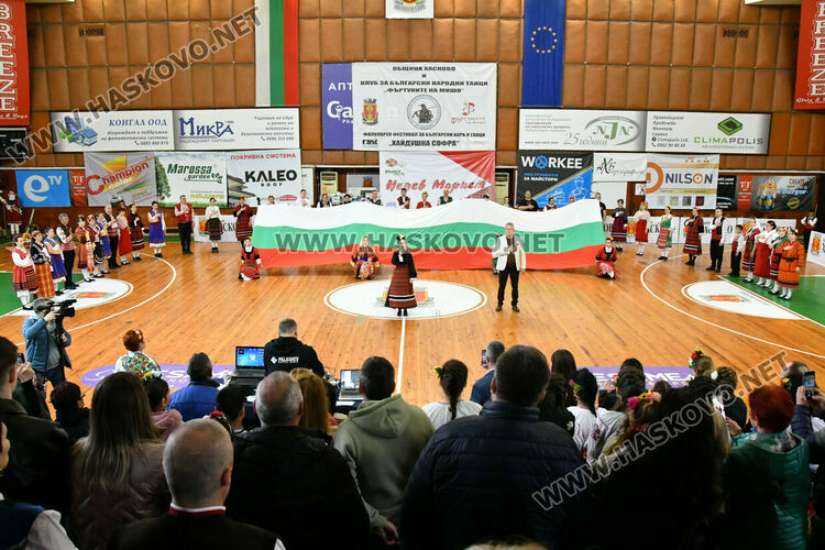 Рекордните над 1200 танцьори се включиха във фестивала &bdquo;Хайдушка софра&ldquo; в Хасково