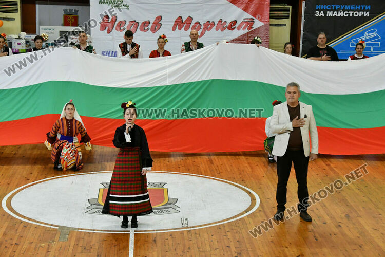 Рекордните над 1200 танцьори се включиха във фестивала &bdquo;Хайдушка софра&ldquo; в Хасково