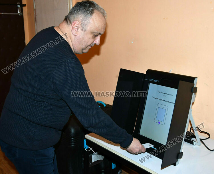 8 обучителни машини за гласуване пристигнаха в Хасково 