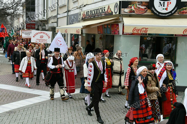 Рекордните над 1200 танцьори се включиха във фестивала &bdquo;Хайдушка софра&ldquo; в Хасково
