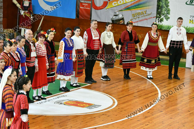 Рекордните над 1200 танцьори се включиха във фестивала &bdquo;Хайдушка софра&ldquo; в Хасково