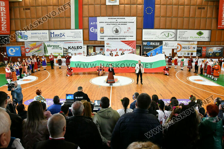 Рекордните над 1200 танцьори се включиха във фестивала &bdquo;Хайдушка софра&ldquo; в Хасково