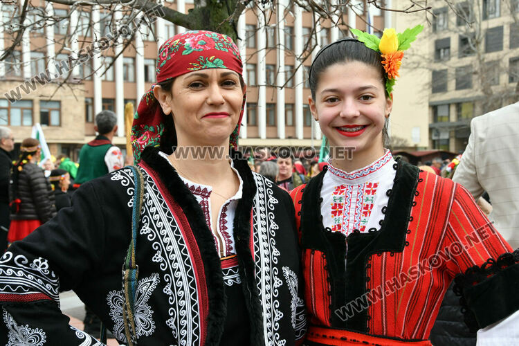 Рекордните над 1200 танцьори се включиха във фестивала &bdquo;Хайдушка софра&ldquo; в Хасково