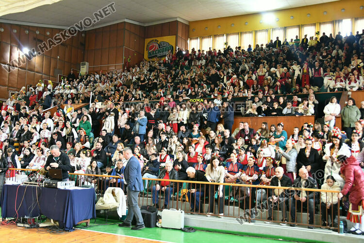 Рекордните над 1200 танцьори се включиха във фестивала &bdquo;Хайдушка софра&ldquo; в Хасково