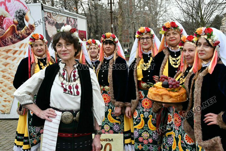 Д-р Надя Друмева се представи с носия на над век 