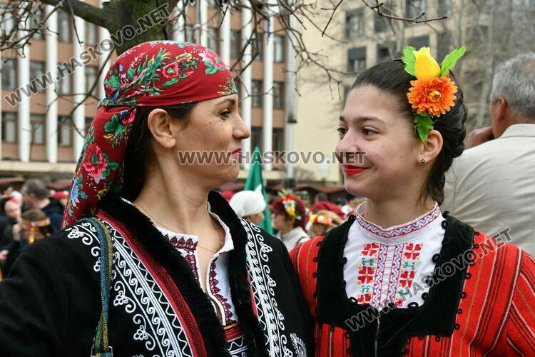 Рекордните над 1200 танцьори се включиха във фестивала &bdquo;Хайдушка софра&ldquo; в Хасково