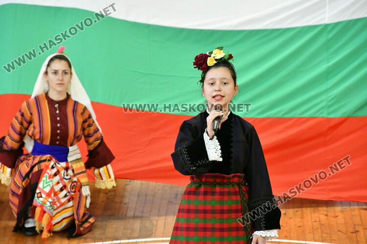 Рекордните над 1200 танцьори се включиха във фестивала &bdquo;Хайдушка софра&ldquo; в Хасково