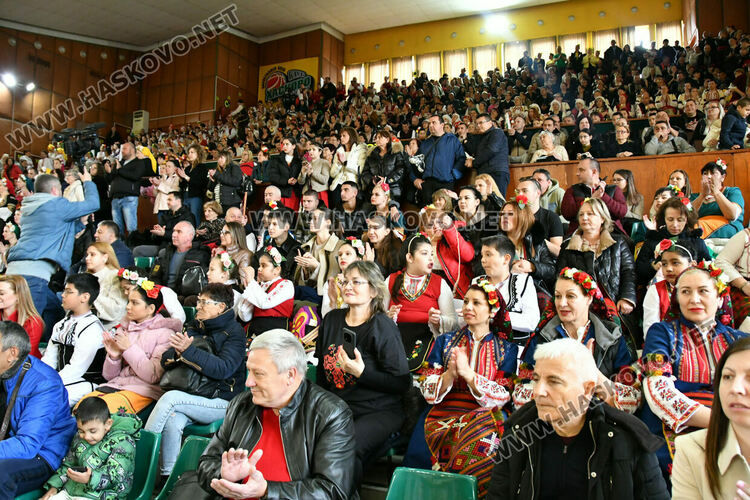 Рекордните над 1200 танцьори се включиха във фестивала &bdquo;Хайдушка софра&ldquo; в Хасково