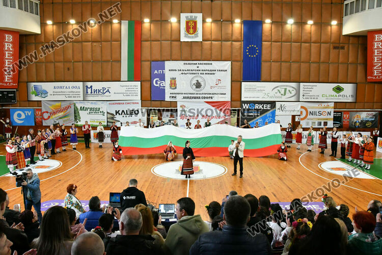 Рекордните над 1200 танцьори се включиха във фестивала &bdquo;Хайдушка софра&ldquo; в Хасково