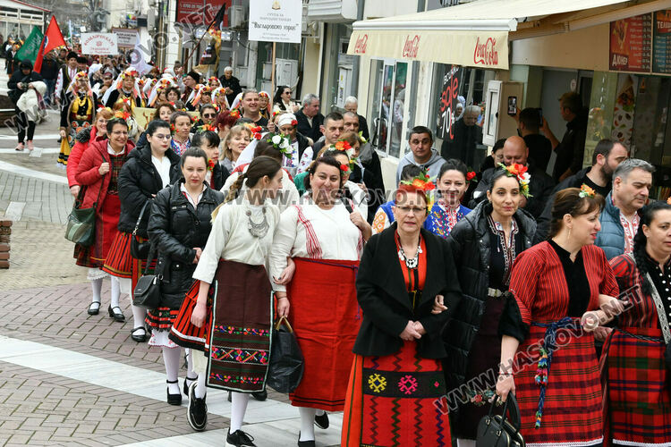 Рекордните над 1200 танцьори се включиха във фестивала &bdquo;Хайдушка софра&ldquo; в Хасково