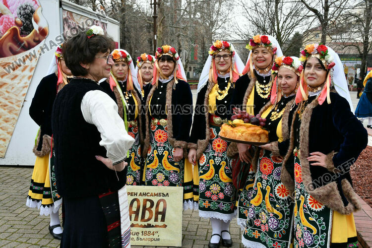 Рекордните над 1200 танцьори се включиха във фестивала &bdquo;Хайдушка софра&ldquo; в Хасково