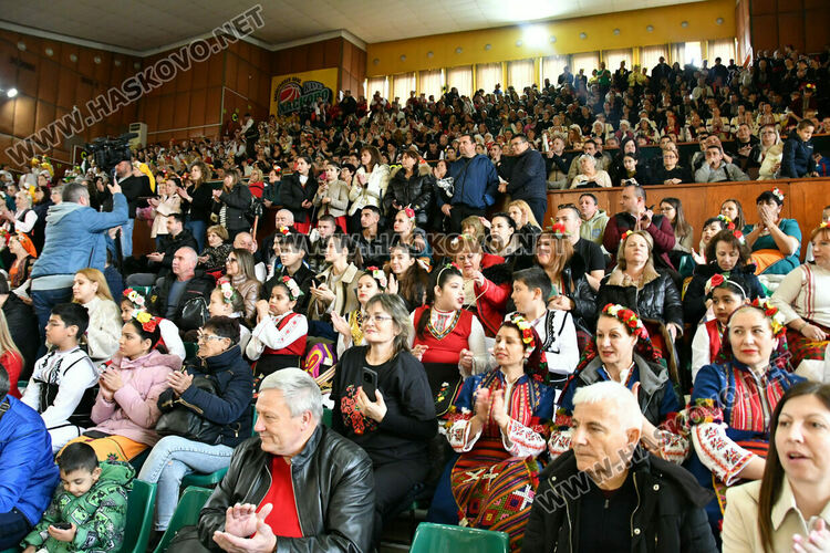 Рекордните над 1200 танцьори се включиха във фестивала &bdquo;Хайдушка софра&ldquo; в Хасково