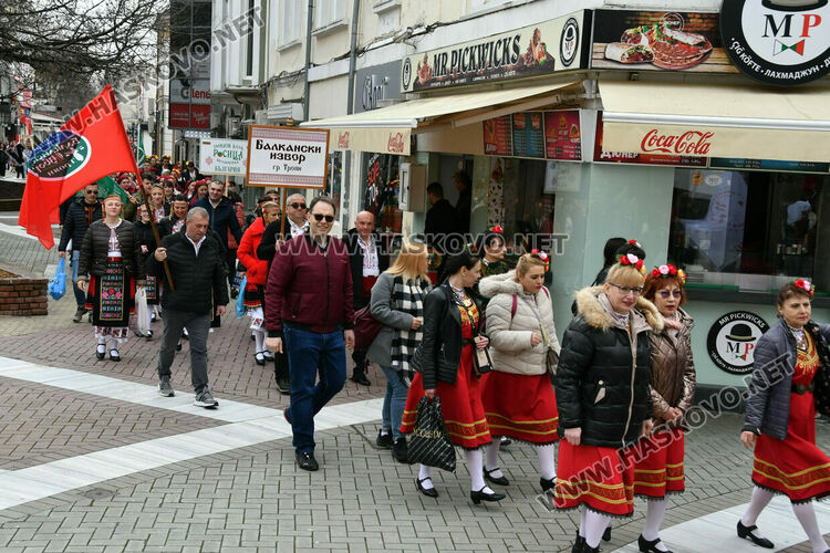 Рекордните над 1200 танцьори се включиха във фестивала &bdquo;Хайдушка софра&ldquo; в Хасково