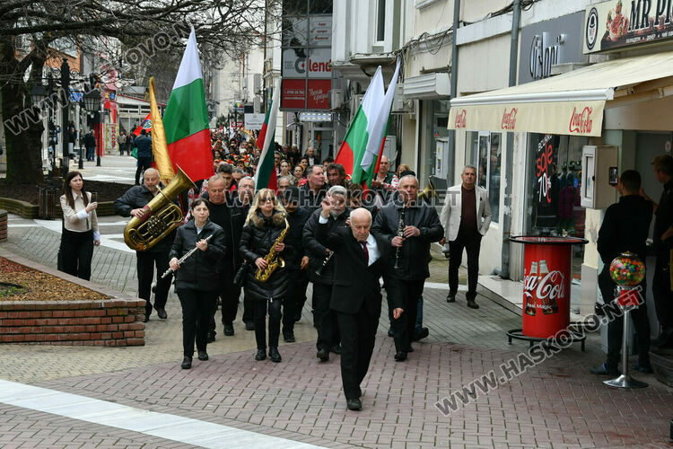 Рекордните над 1200 танцьори се включиха във фестивала &bdquo;Хайдушка софра&ldquo; в Хасково