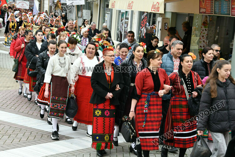 Рекордните над 1200 танцьори се включиха във фестивала &bdquo;Хайдушка софра&ldquo; в Хасково