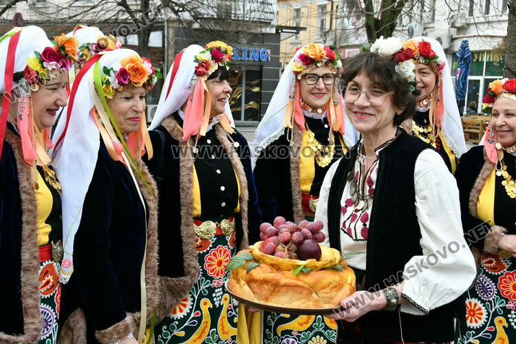 Рекордните над 1200 танцьори се включиха във фестивала &bdquo;Хайдушка софра&ldquo; в Хасково