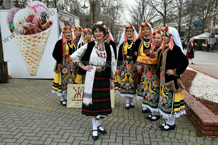 Рекордните над 1200 танцьори се включиха във фестивала &bdquo;Хайдушка софра&ldquo; в Хасково