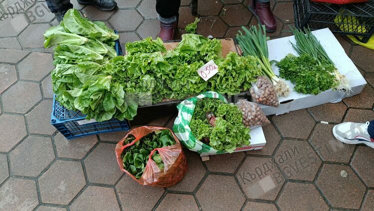 Възрастна жена от Македонци удари в земята търговците на Пазара на производителите,продаде марулите си за половин час