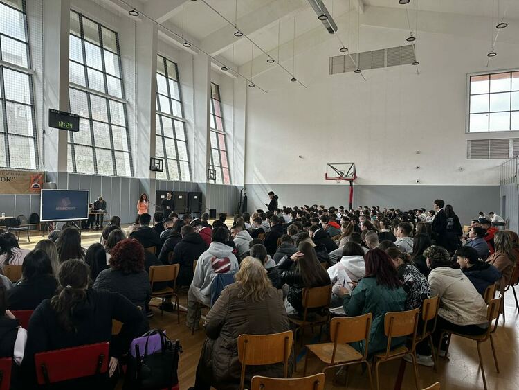 Ученици от ППМГ &bdquo;Васил Левски&ldquo; обсъдиха зависимостите с журналист и терапевт