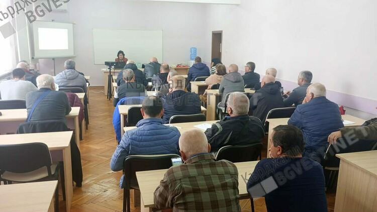 Семинар за съвременните методи на подхранване на пчелните семейства се проведе в Кърджали