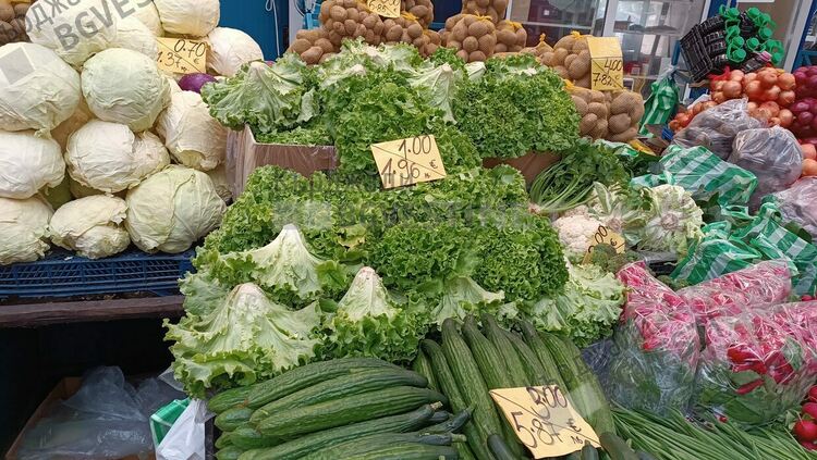 Възрастна жена от Македонци удари в земята търговците на Пазара на производителите,продаде марулите си за половин час