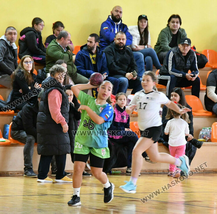 Младите надежди на хасковския хандбал завършиха на първо място в редовния сезон