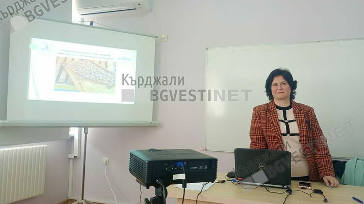 Семинар за съвременните методи на подхранване на пчелните семейства се проведе в Кърджали