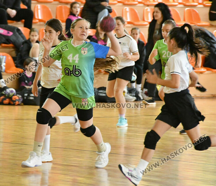 Младите надежди на хасковския хандбал завършиха на първо място в редовния сезон