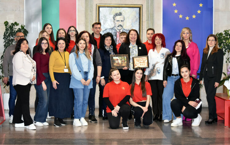 Педагози от &bdquo;Славейков&ldquo; преподадоха открит урок по професионализъм на колеги от страната