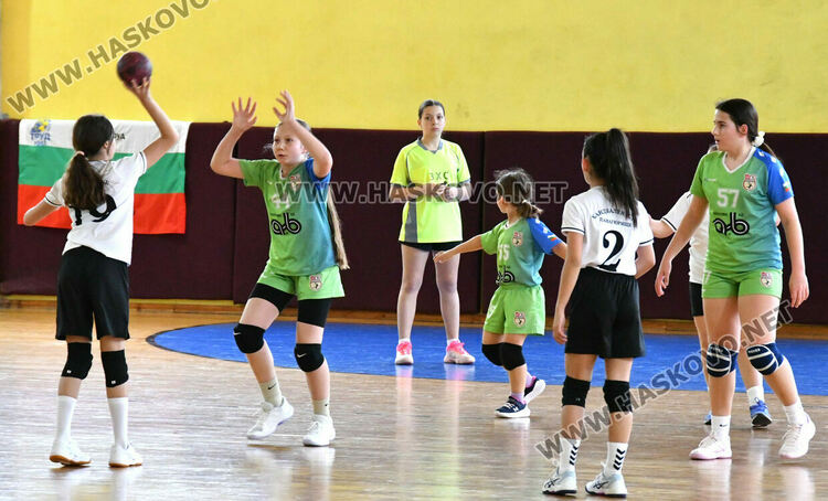 Младите надежди на хасковския хандбал завършиха на първо място в редовния сезон