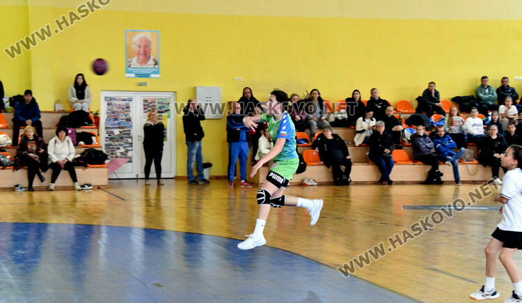 Младите надежди на хасковския хандбал завършиха на първо място в редовния сезон