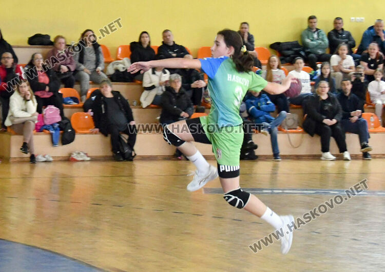 Младите надежди на хасковския хандбал завършиха на първо място в редовния сезон