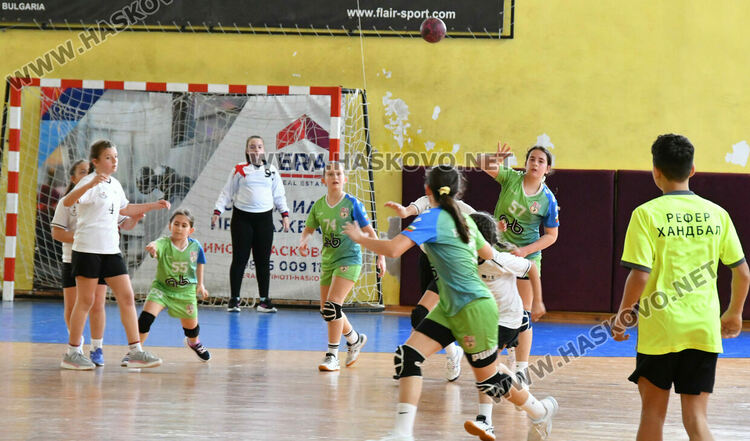 Младите надежди на хасковския хандбал завършиха на първо място в редовния сезон