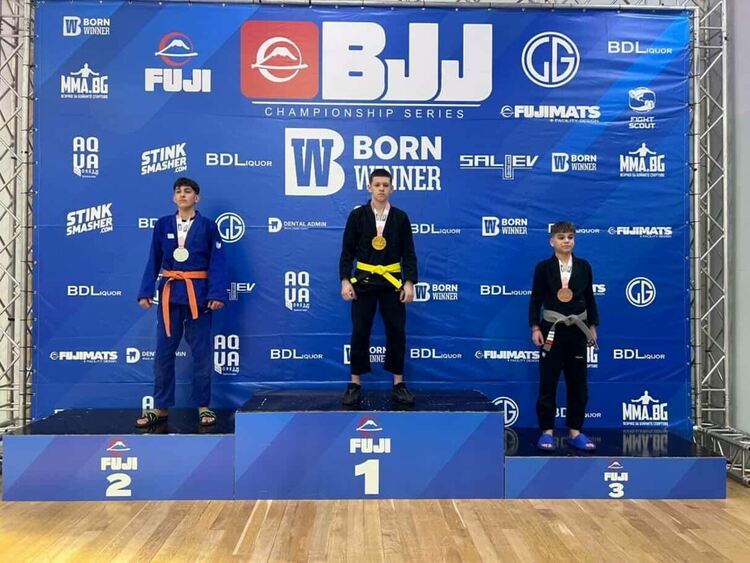 Димитровградчани с две титли и три сребърни медала на състезание по бразилско джу джицу