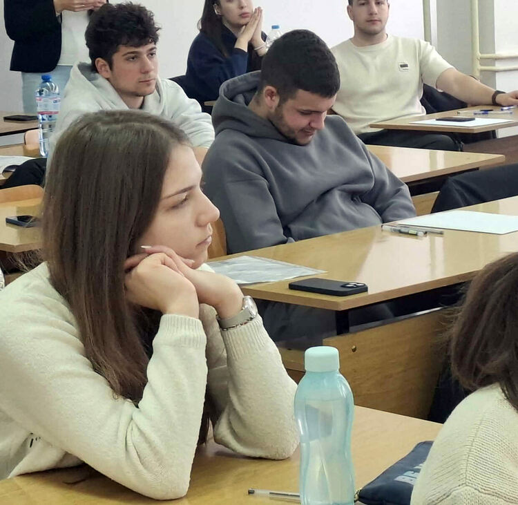 Първият предварителен изпит в УНСС-Хасково премина при голям интерес от кандидат-студенти