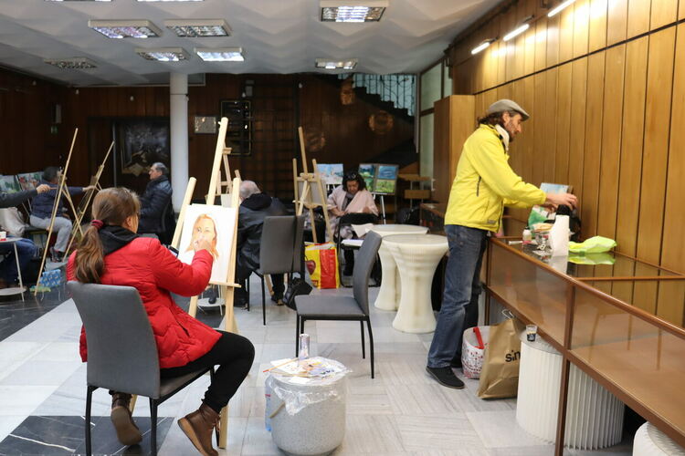 Художници рисуват художници в Хасково