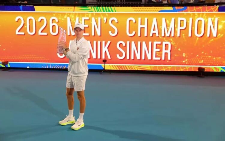 Яник Синер позира с шампионския трофей от &bdquo;Мастърс&ldquo; в Маями на централния корт на ст. &bdquo;Хард Рок&ldquo;.