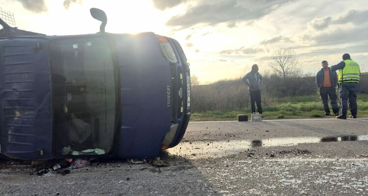 Трима са с леки наранявания при челна катастрофа