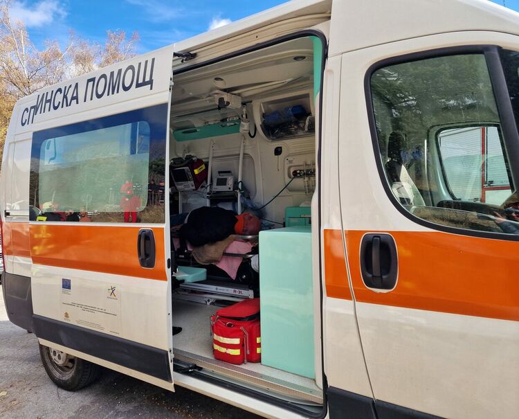 В болница след удар: 75-годишна жена твърди, че е била нападната в Мадан