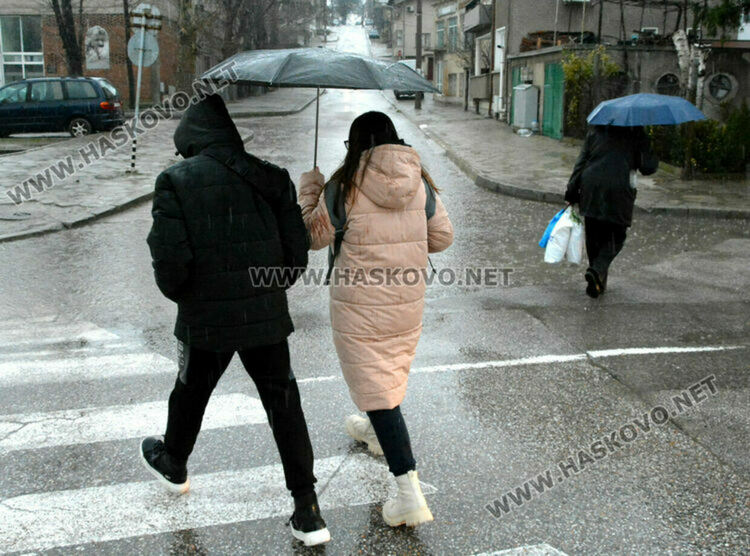 Облачно, с валежи от дъжд