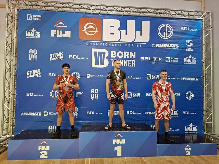 Димитровградчани с две титли и три сребърни медала на състезание по бразилско джу джицу