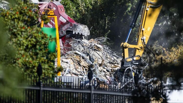 Кадър от събарянето на Източното крило на Белия дом