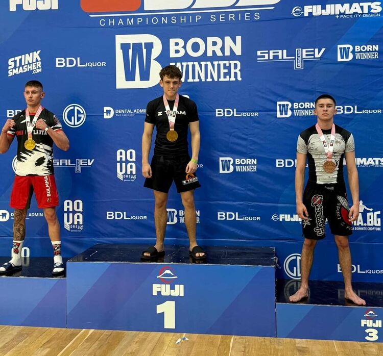 Състезателите на Z Team Jiu Jitsu със силно представяне на международен турнир 