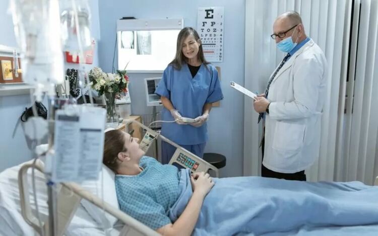 След серия от скандални случаи, медицинският надзор обяви проверки за нерегламентирани плащания.