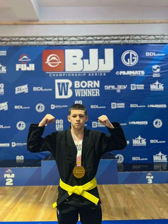 Димитровградчани с две титли и три сребърни медала на състезание по бразилско джу джицу