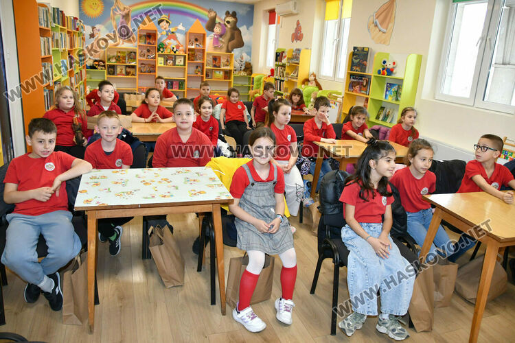 Първокласници четоха и се забавляваха с &bdquo;Приключенията на Пин&ldquo; и авторката Вера Накова в Хасково