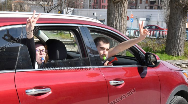 Цветни и пъстри абитуриенти вече огласят Хасково