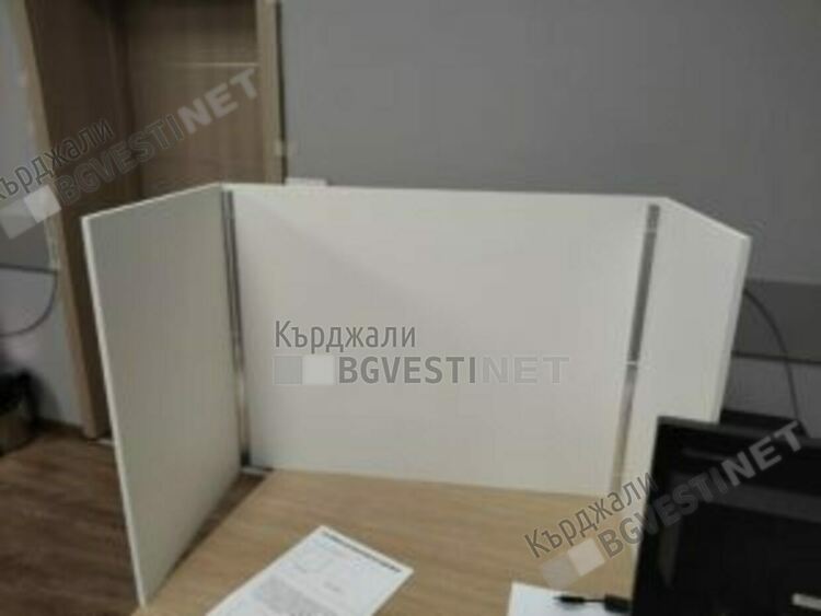 От Областна администрация осигуриха на РИК в Кърджали новите паравани за гласуване,желанието е да се ограничи контролирания вот