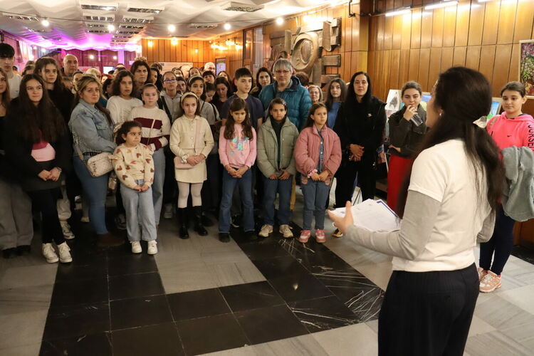 Изложба &bdquo;Светове от цветове&ldquo; озари библиотеката в Хасково