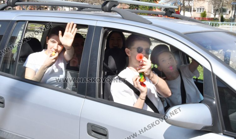 Цветни и пъстри абитуриенти вече огласят Хасково